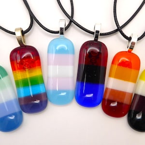 Colgante de vidrio fundido del Orgullo Gay: Collar arcoíris para lesbianas, transgénero, no binarios, bisexuales. Joyería LGBTQ+.