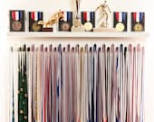 SUPERDANT Expositor De Medallas Deportivas - Colgador De Pared Para Bicicleta De Montaña - Negro Mate - 40x25 Cm - Organizador Con 24 Filas Y Topes Antideslizantes