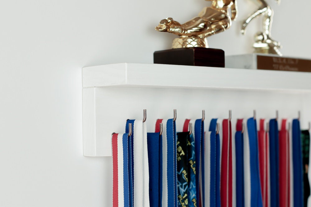 CREATCABIN Porte-Médailles De Rugby,Cadre De Sport En Fer,Petits Crochets,Support Mural En Métal,Organisateur Pour Suspendre 40 Médaille,Récompense,Joueur ,Médaillé,29x13cm,Noir