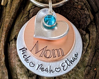 Personalized hand stamped mom keychain. Custom mothers day gifts. Pregnancy announcement for mom. Gift for grandmother. First time grandma