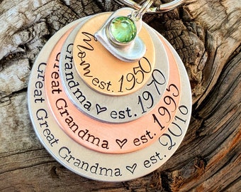 Personalized hand stamped great great grandma keychain. Grandmother gift. Pregnancy announcement for grandma. Personalized mothers day gifts