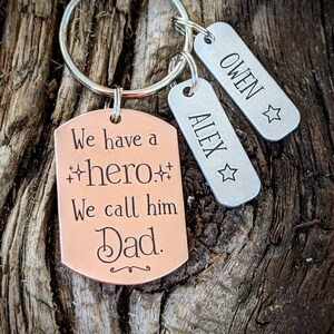 Personalized dad keychain. Custom fathers day gifts. New daddy presents. First time father. Husband gift. Boyfriend birthday from the kids.