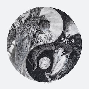 Può includere: Un disegno in bianco e nero di un simbolo yin yang. Il lato yin presenta un albero con un viso e il lato yang presenta una testa di drago con i denti.