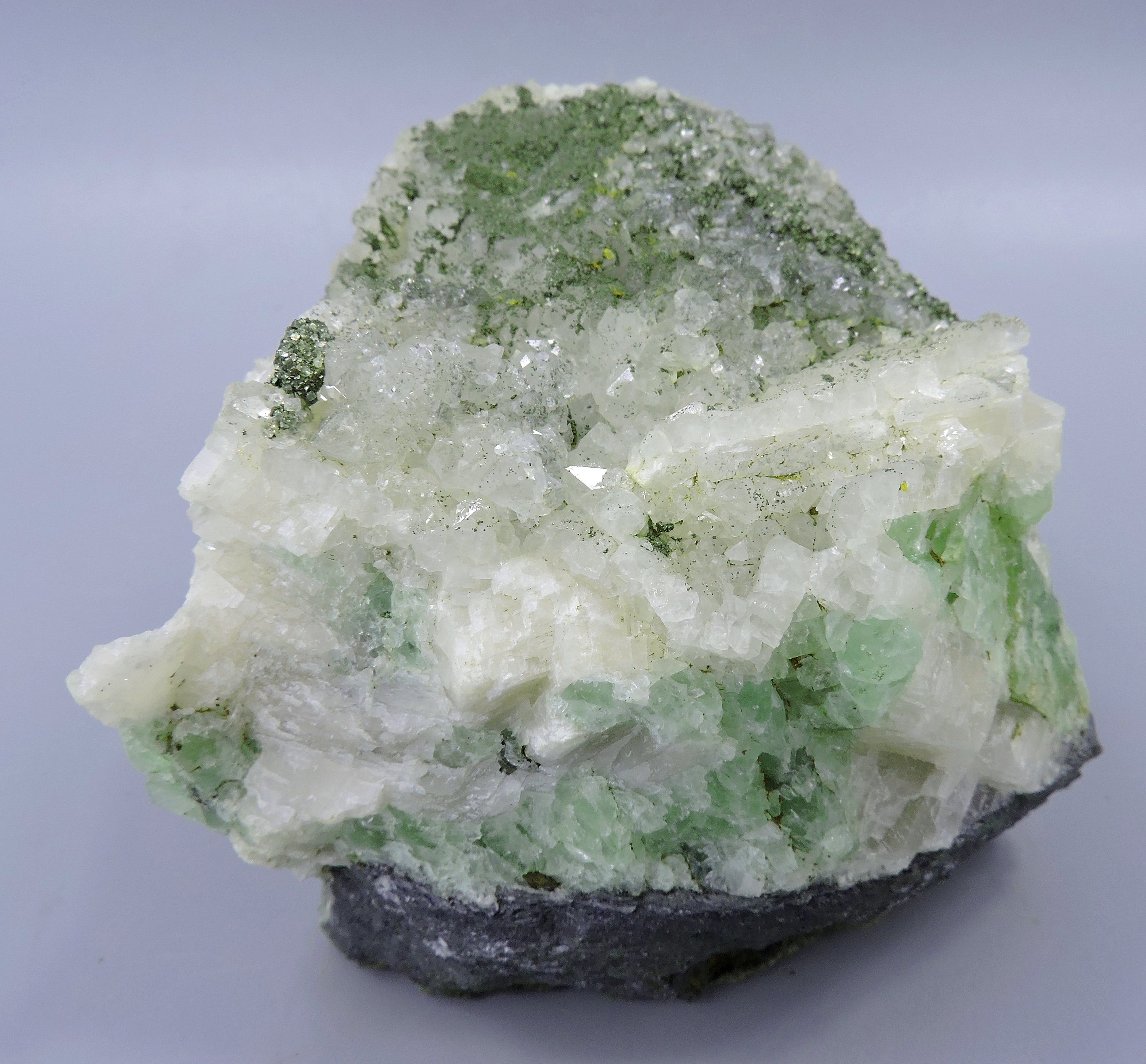 蛍石・水晶・黄鉄鉱 モロッコ産の蛍光蛍石と方解石、黄鉄鉱、水晶 – 古い発見物