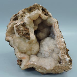 Grote calcietgeode uit Slowakije – fluorescerend – grote kast