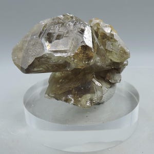 Könnte beinhalten: Ein Set aus drei Keramikbechern mit gesprenkelter, matter Oberfläche. Die Becher sind in den Farbtönen Creme, Hellgrau und Dunkelgrau gehalten. Jeder Becher hat ein schlichtes, minimalistisches Design, ideal für Kaffee oder Tee.