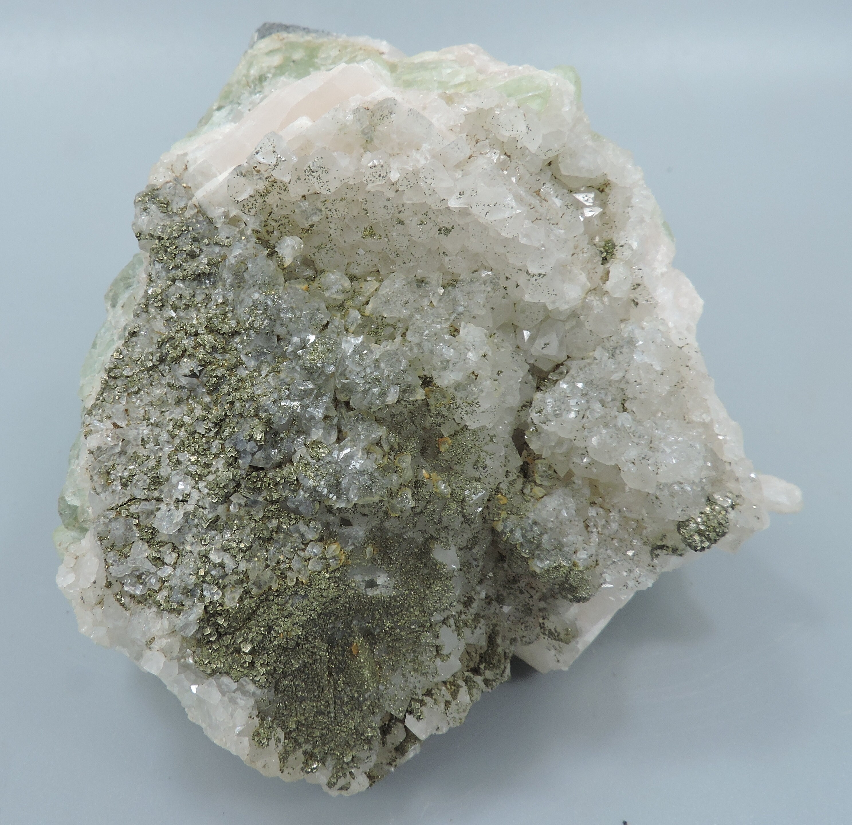 蛍石・水晶・黄鉄鉱 モロッコ産の蛍光蛍石と方解石、黄鉄鉱、水晶 – 古い発見物