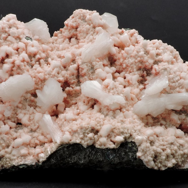 Stilbite, apophyllite, quartz and hematite from India – large cabinet size