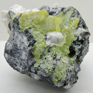 Hämatit nach Ilmenit, Hydrotalcit, Lizardit und Magnesioferrit aus Norwegen - Miniatur