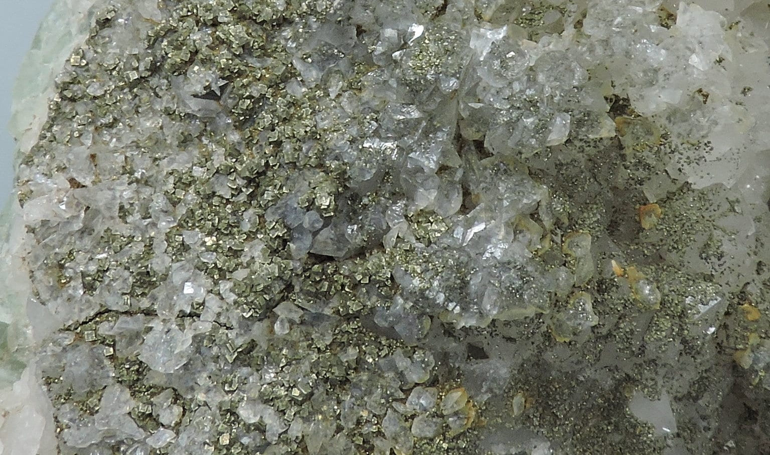モロッコ産の蛍光蛍石と方解石、黄鉄鉱、水晶 – 古い発見物