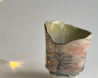 Landscape inspired porcelain tealight in light pink and grey, finished with a platinum rim