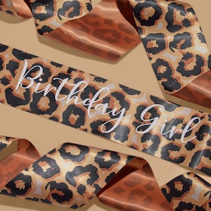 Leopardenmuster Personalisierte Druck Schärpe - Neutral Baby Shower Brautparty Henne Do Brautjungfer Geburtstag Geschlecht Tier Tiger Gepard Zebra Schlange