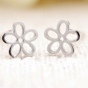 Silver flower earrings, flower earrings, flower studs, cute flower studs, pretty earrings, gifts for girls, bridesmaid gifts, gifts for her