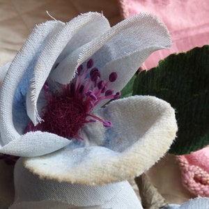 Anêmonas corsage dos anos 1940 - chapelaria - flores vintage - guarnição - anêmonas azuis - chapelaria antiga - suprimentos para chapelaria - anêmonas vintage
