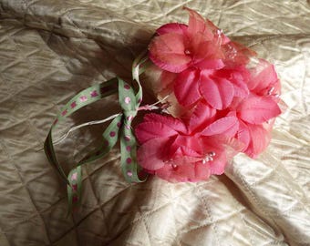 Corsage de tecido rosa para chapéus, estilo anos 70 – Detalhe floral vintage