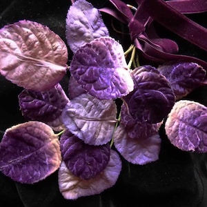 Hojas de sombrerería vintage. Adorno de terciopelo morado para sombrero. Ramo de flores. Década de 1900 - flores de sombrerería - ramillete de sombrerería - hojas moradas vintage