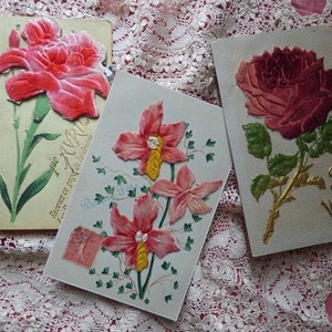 3 vintage ansichtkaarten jaren 1900 hoedenzaak bloemen - handgekleurde reliëf fluwelen vintage collagekaart - scrapbooking - efemere - antieke ansichtkaarten