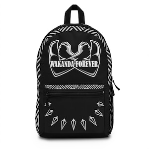 Może przedstawiać: Czarny plecak z białym logo Wakanda Forever i wzorem czarnej pantery. Plecak ma kieszeń zapinaną na zamek błyskawiczny z przodu i kieszeń zapinaną na zamek błyskawiczny z boku.
