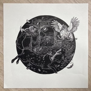 Peut inclure: Gravure sur bois en noir et blanc d'un renard courant vers une poule, avec un petit oiseau perché sur une branche en arrière-plan.