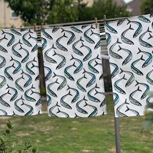 Paño de cocina con diseño de banco de caballas, decoración costera, fabricado en Inglaterra.