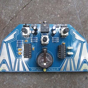 Daturanevel: drone- en ruissynthesizer