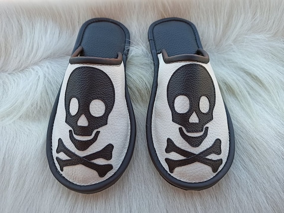 cricket Ekstrem fattigdom killing Skull and Crossbones Slippers Skull Leather Slippers-skull and - Etsy