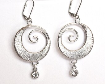 Srebrne spiralne kolczyki z kryształkami - Srebrne/białe kolczyki z kryształkami - Artisan Silver Wrapped Spiral Earrings - Prezenty dla niej