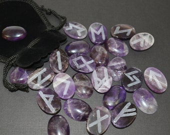 Runenset, 25 stuks amethist, ouderling Futhark, gebeeldhouwde steen, reisformaat