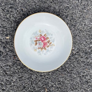 Wentworth China, petit point, small compot bowl, Victorian roses with gold ruim, 7.701