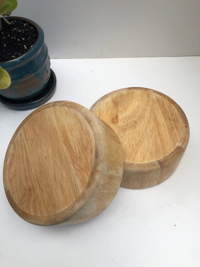 Peut inclure: Deux bols ronds en bois, l'un sur l'autre, tous deux en bois brun clair avec un motif de grain naturel.