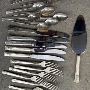 Antique silverware set, Oneida Caprice from the destiny plate edition, 1937, silver is in very good antique condition.