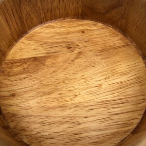 Peut inclure: Un bol en bois avec une finition en bois naturel. Le bol est vide et a un int&eacute;rieur lisse et arrondi.