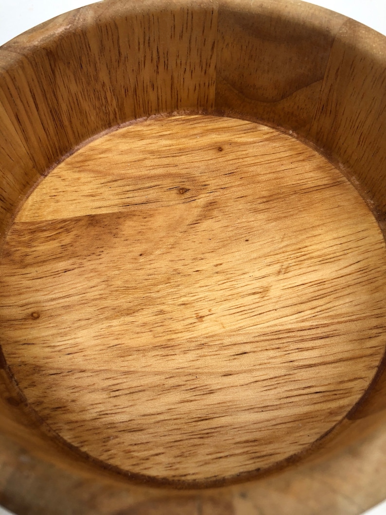 Peut inclure: Un bol en bois avec une finition en bois naturel. Le bol est vide et a un int&eacute;rieur lisse et arrondi.