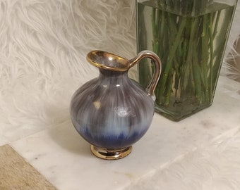 Pichet en céramique bleue : vase avec bordure dorée, décoration de collection