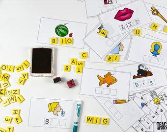 Könnte beinhalten: Ein Satz gelber Buchstabenkacheln mit verschiedenen Wörtern, darunter "BIG", "LIP", "WIG", "DIG" und "RIP". Die Kacheln befinden sich auf einer weißen Oberfläche mit mehreren Bildern von Objekten, wie einer Wassermelone, einem Goldfisch und einer Lippenpartie.