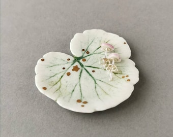 Porcelain elf leaf ring holder dish