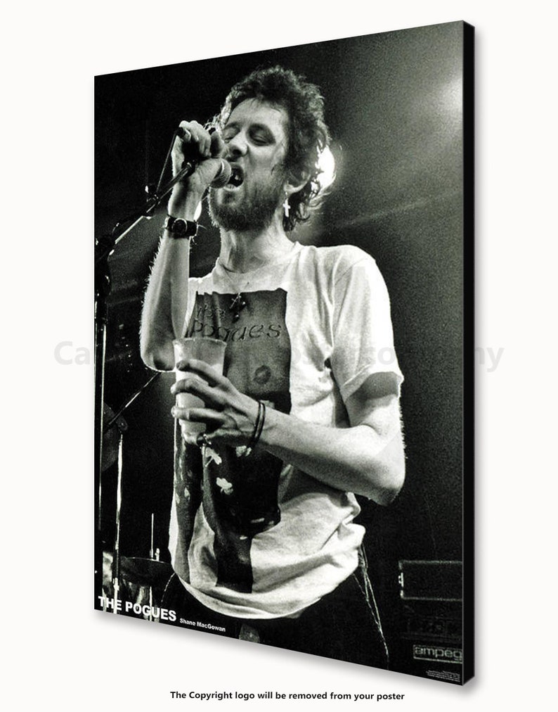 K&ouml;nnte beinhalten: Schwarz-Wei&szlig;-Poster einer Live-Musikauff&uuml;hrung. Ein Mann singt in ein Mikrofon und h&auml;lt ein Glas. Er tr&auml;gt ein T-Shirt mit dem Aufdruck "The Pogues". Das Poster enth&auml;lt den Namen der Band und den Namen von Shane MacGowan.