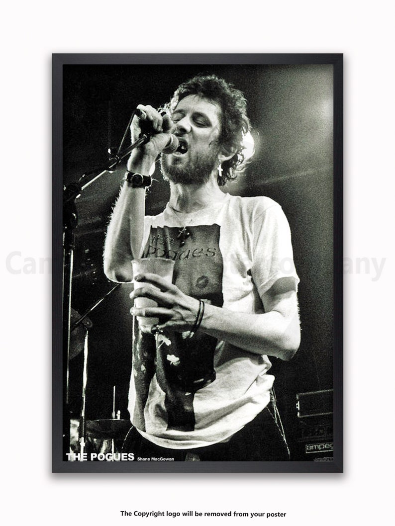 K&ouml;nnte beinhalten: Schwarz-Wei&szlig;-Poster mit einem Live-Auftritt von The Pogues. S&auml;nger Shane MacGowan singt in ein Mikrofon und h&auml;lt einen Becher. Der Name der Band und des S&auml;ngers sind am unteren Rand des Posters aufgedruckt.