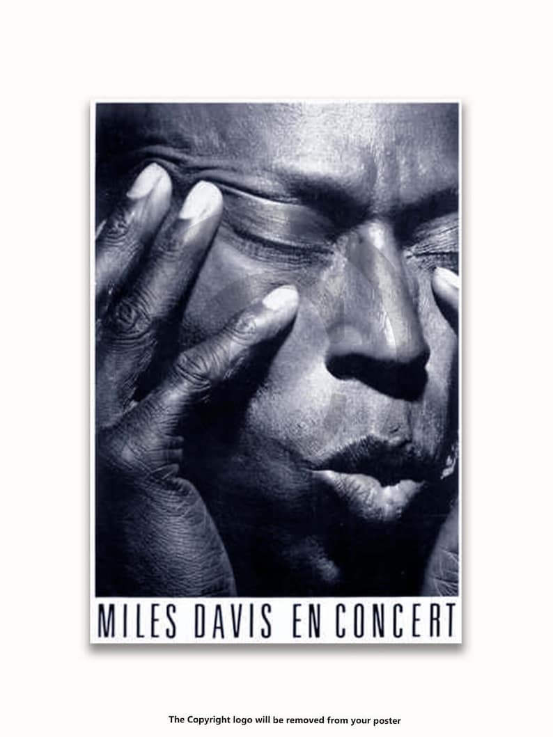 May include: Black and white photo of Miles Davis, a famous jazz musician, with his eyes closed and his hand covering part of his face. The text "MILES DAVIS EN CONCERT" is at the bottom of the photo.