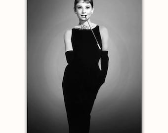 audrey hepburn little black dress You know the dressbut not the story that made it iconic. On # AudreyHepburn's birthday, L'OFFICIEL looks back at the little black dress from "Breakfast at Tiffany's," created by Hubert de