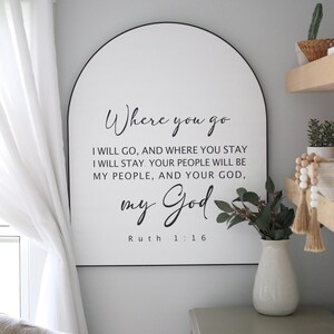 Puede incluir: Un letrero blanco en forma de arco con texto negro que dice "Donde t&uacute; vayas, yo ir&eacute;, y donde t&uacute; te quedes, yo me quedar&eacute;. Tu pueblo ser&aacute; mi pueblo, y tu Dios, mi Dios. Rut 1:16".