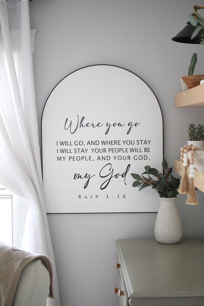Puede incluir: Un letrero blanco en forma de arco con texto negro que dice "Donde t&uacute; vayas, yo ir&eacute;, y donde t&uacute; te quedes, yo me quedar&eacute;. Tu pueblo ser&aacute; mi pueblo, y tu Dios, mi Dios. Rut 1:16".