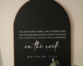 Letrero de pared arqueado de estilo rústico moderno - Versículo bíblico de Mateo 7:25 - Decoración cristiana neutra para el hogar - Casa construida sobre la roca