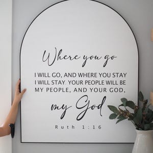 Puede incluir: Un letrero blanco en forma de arco con texto negro que dice "Donde t&uacute; vayas, yo ir&eacute;, y donde t&uacute; te quedes, yo me quedar&eacute;. Tu pueblo ser&aacute; mi pueblo, y tu Dios, mi Dios. Rut 1:16".