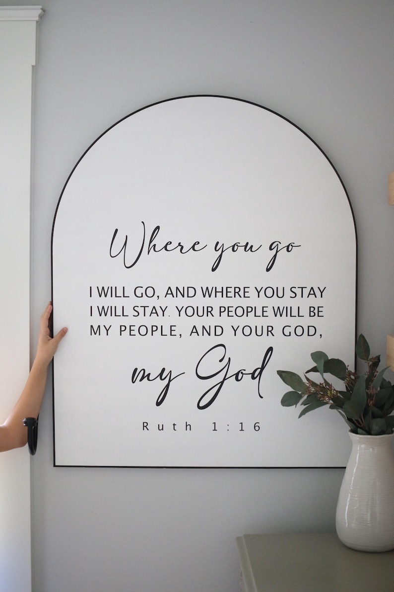 Puede incluir: Un letrero blanco en forma de arco con texto negro que dice "Donde t&uacute; vayas, yo ir&eacute;, y donde t&uacute; te quedes, yo me quedar&eacute;. Tu pueblo ser&aacute; mi pueblo, y tu Dios, mi Dios. Rut 1:16".