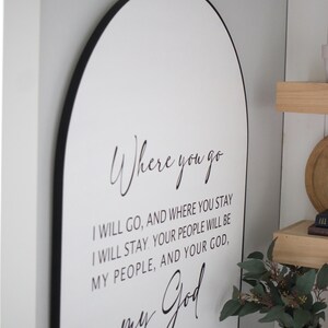 Puede incluir: Un letrero blanco en forma de arco con letras negras que dice "Donde t&uacute; vayas, yo ir&eacute;, y donde t&uacute; te quedes, yo me quedar&eacute;. Tu pueblo ser&aacute; mi pueblo, y tu Dios, mi Dios. Rut 1:16"