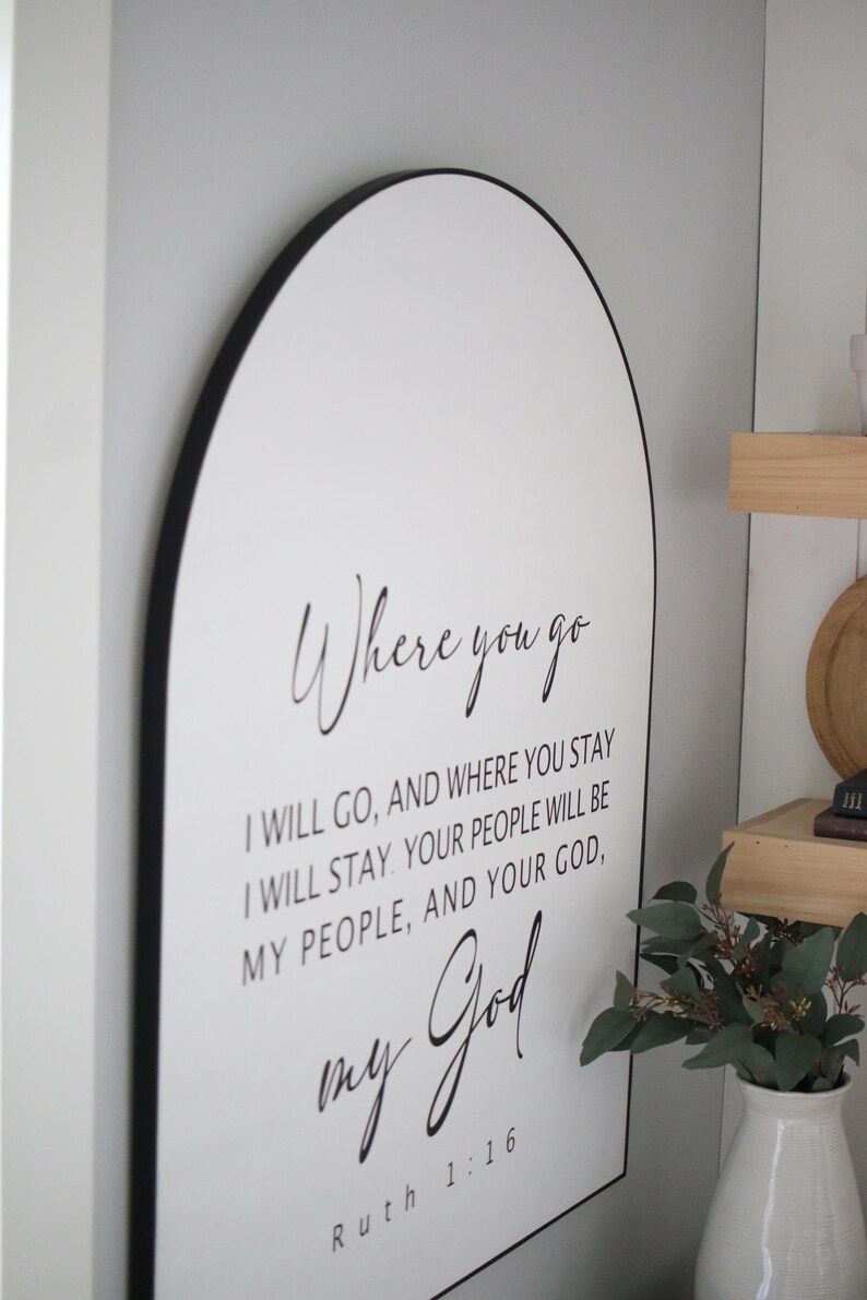 Puede incluir: Un letrero blanco en forma de arco con letras negras que dice "Donde t&uacute; vayas, yo ir&eacute;, y donde t&uacute; te quedes, yo me quedar&eacute;. Tu pueblo ser&aacute; mi pueblo, y tu Dios, mi Dios. Rut 1:16"