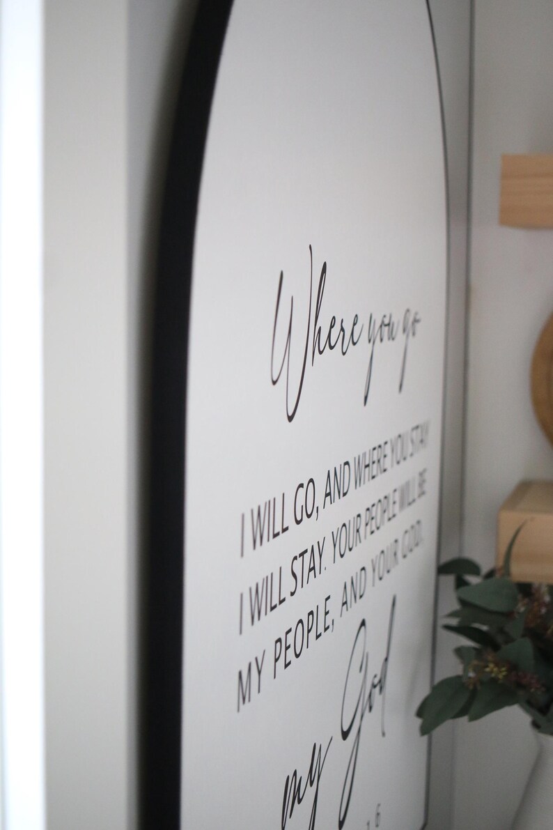 Puede incluir: Un letrero redondo blanco con texto negro que dice "Donde t&uacute; vayas, yo ir&eacute;, y donde t&uacute; te quedes, yo me quedar&eacute;. Tu pueblo ser&aacute; mi pueblo, y tu Dios mi Dios."