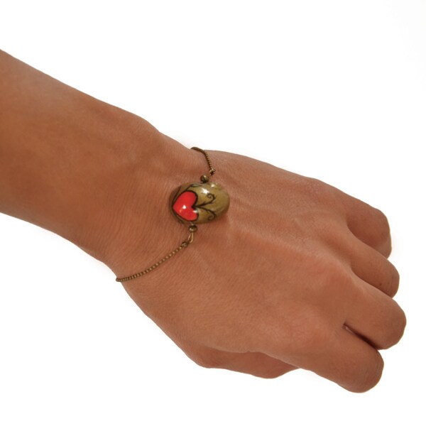 Sea shell, jewellery, hand painted, bracelet, gold, read heart, detail, seaside, bohemian,  boho, earthy, natural, ocean, shells