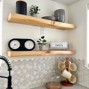Estante flotante rústico de madera maciza con borde curvo: colores y tamaños personalizados